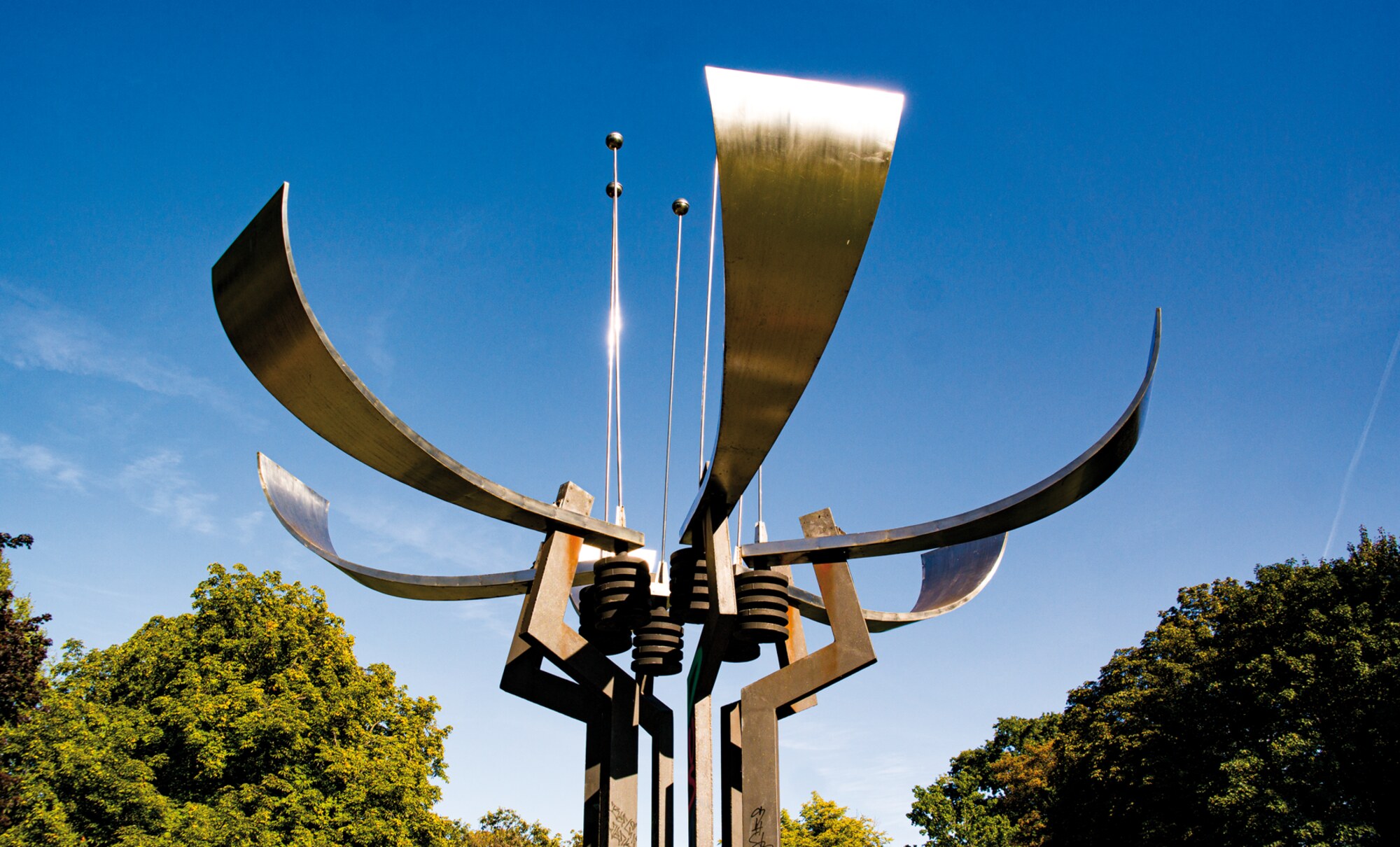Blume im Treptower Park als Hinweis im Rätsel-Spaziergang