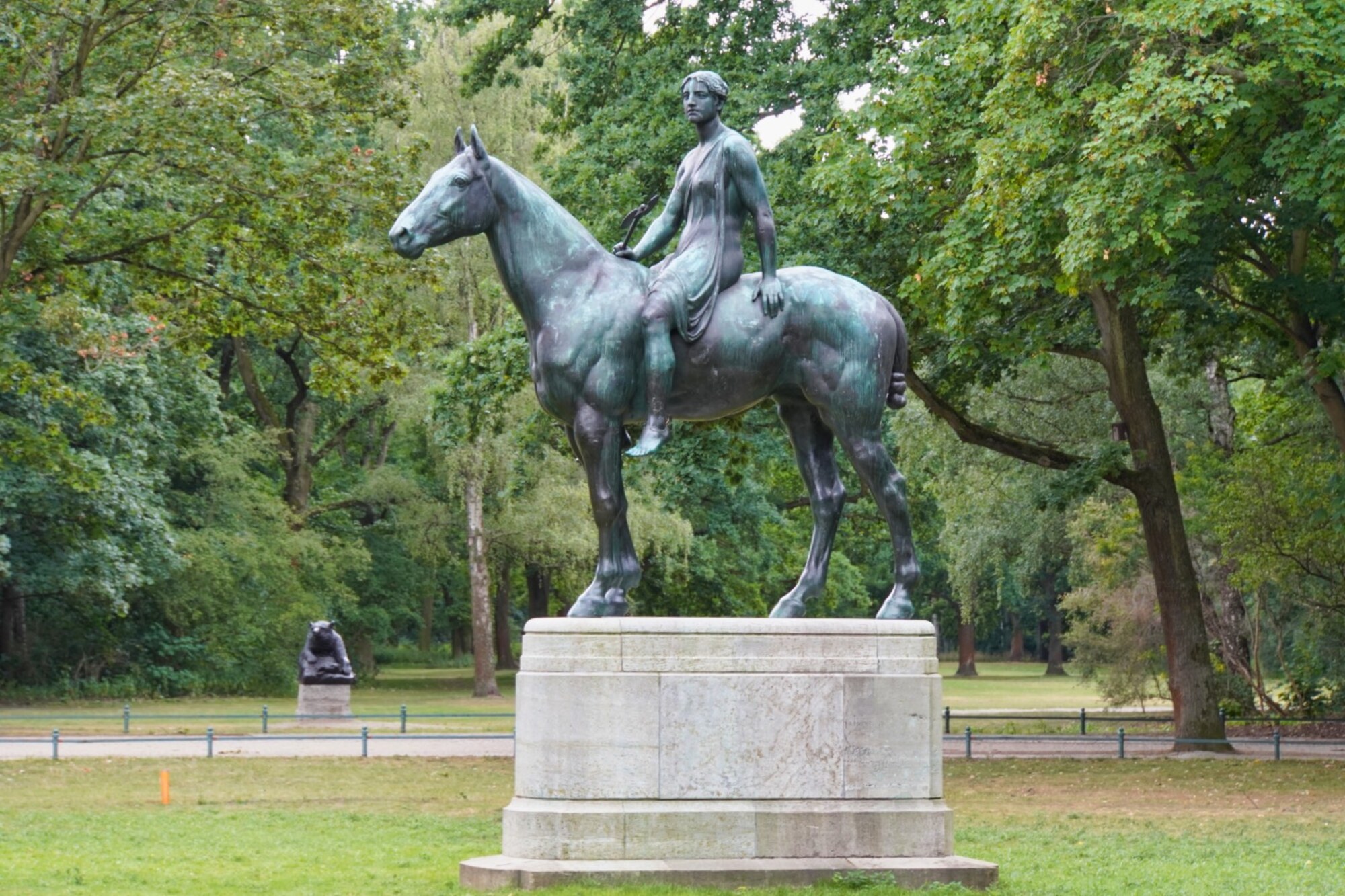 Amazone zu Pferd im Tiergarten