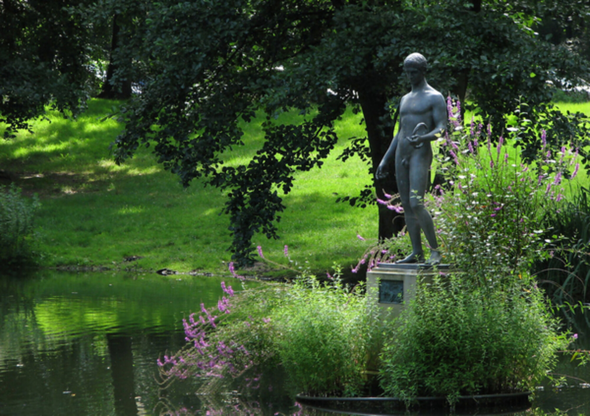 Skulptur im Berliner Tiergarten auf der Route des Rätsel-Spaziergangs